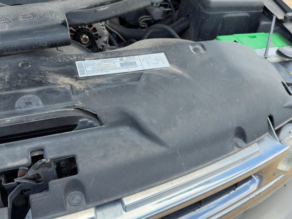 00-02 Chevy Suburban Top Plastic Cover Above Radiator Support Sight Shield Oem — photo 8