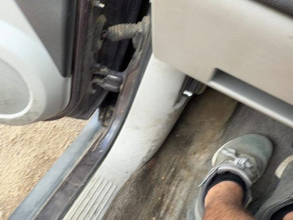 2006 Chevy Equinox Driver Left Lower Kick Trim Panel Oem Light Gray 14B — photo 1