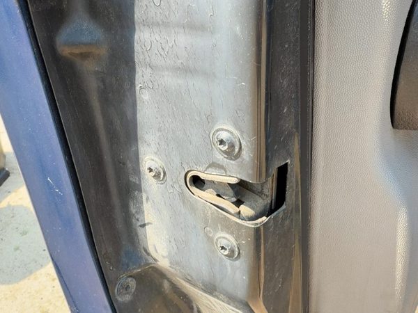 2002-2005 Saturn Vue Redline Driver Left Front Door Latch With Rods/Cables Oem — photo 3