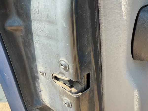 2002-2005 Saturn Vue Redline Driver Left Front Door Latch With Rods/Cables Oem — photo 1