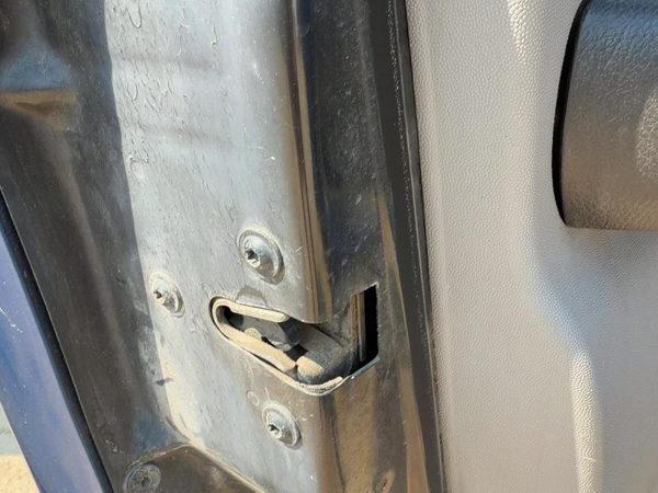 2002-2005 Saturn Vue Redline Driver Left Front Door Latch With Rods/Cables Oem — photo 4
