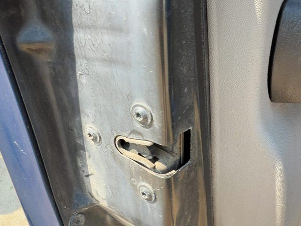 2002-2005 Saturn Vue Redline Driver Left Front Door Latch With Rods/Cables Oem — photo 2