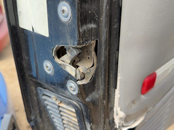 1995-1999 Chevy Silverado 1500 Driver Left Front Door Latch With Rods/Cables Oem — photo 2