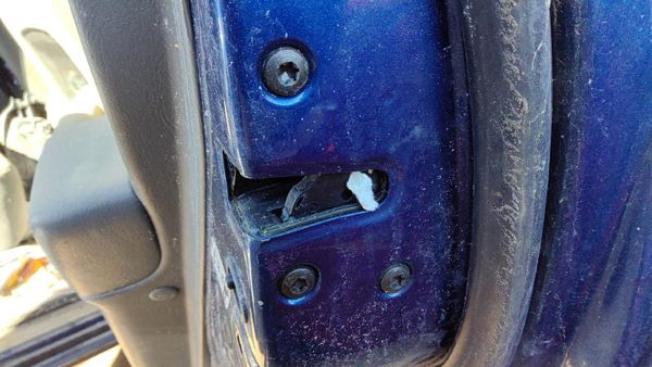2005-2009 Hyundai Tucson Passenger Right Rear Door Latch With Rods/Cables Back — photo 1