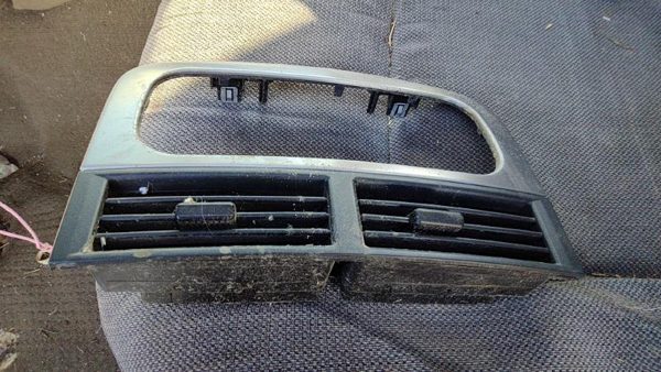 1999-2004 Jeep Grand Cherokee Trim Bezel Around Radio Surround Dash Panel Oem — photo 2