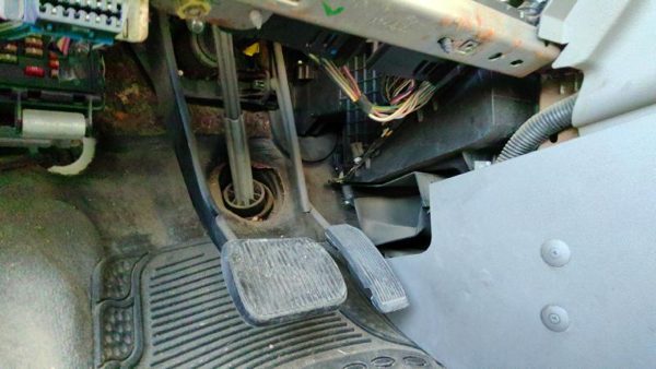 2004-2007 Ford Freestar Gas And Brake Pedal Assembly Automatic Transmission — photo 1