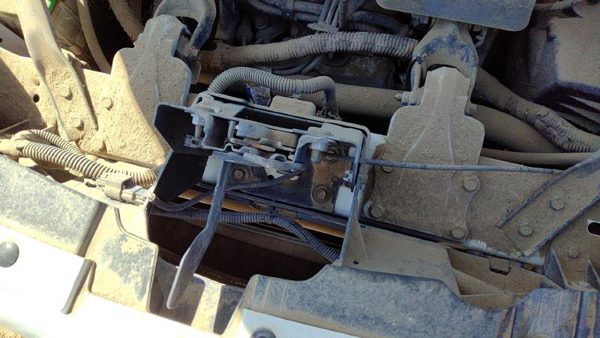 2005-2009 Chevy Uplander Hood Latch Assembly With Bracket Oem 15871561 — photo 2