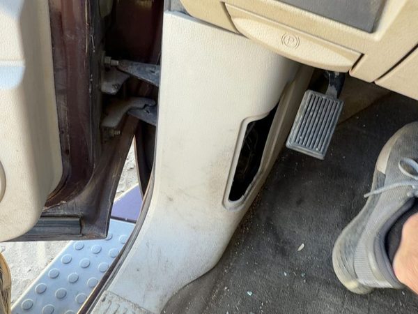 2004-2005 Dodge Durango Driver Left Lower Kick Trim Panel Oem Gray Hjj1 — photo 1