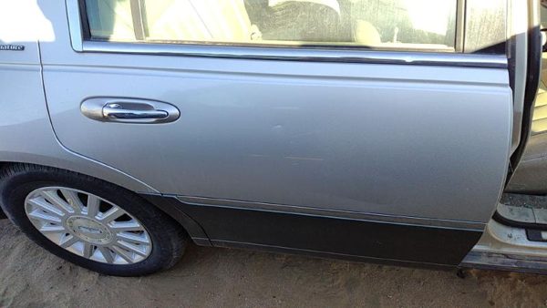 2003 Lincoln Town Car Rear Door RH Silver — photo 2