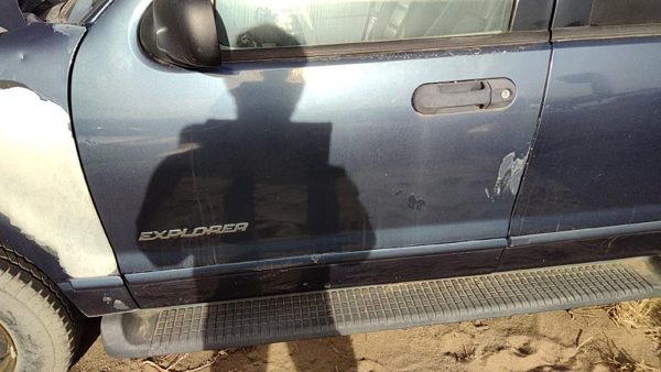 2005 Ford Explorer Front Door LH Blue Ld — photo 2