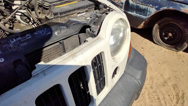 2005 Jeep Liberty Header Panel Cracked — photo 9