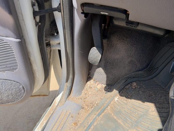1999 Chrysler Town & Country Driver Left Lower Kick Trim Panel Oem Taupe All5 — photo 1