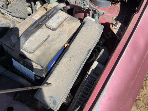 1996 Chrysler Town & Country Engine Fuse Box And Relay Center 3.8L — photo 1