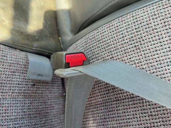 1988-1995 Isuzu Pup Driver Left Front Seat Belt Buckle Receiver Oem Gray — photo 3