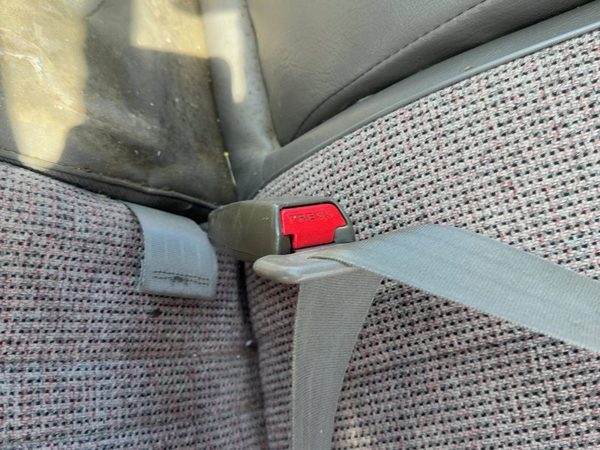 1988-1995 Isuzu Pup Driver Left Front Seat Belt Buckle Receiver Oem Gray — photo 4