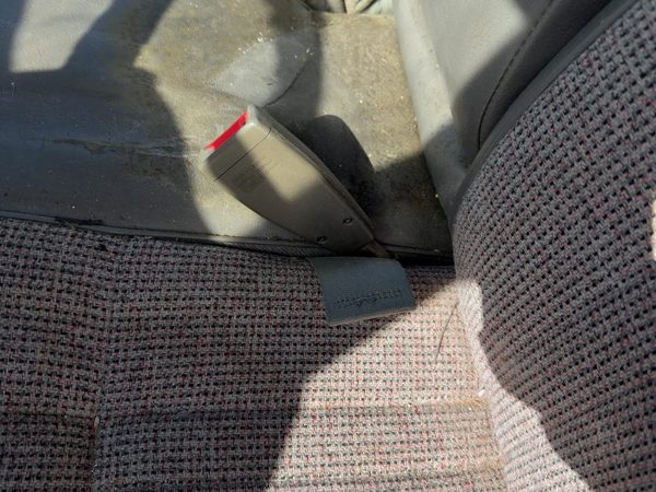 1988-1995 Isuzu Pup Driver Left Front Seat Belt Buckle Receiver Oem Gray — photo 2
