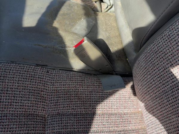 1988-1995 Isuzu Pup Driver Left Front Seat Belt Buckle Receiver Oem Gray — photo 5