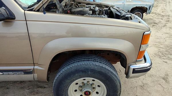 1997 Chevy Pickup 2500 Fender RH Silverado Gold 55U — photo 2