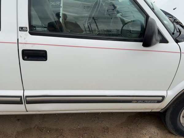 1998 Blazer S10/jimmy S15 Front Door RH White 50U — photo 2