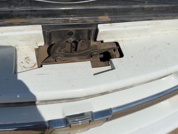 1998-2005 Chevy S10 Blazer Hood Latch Assembly with Bracket OEM 15009394 — photo 1