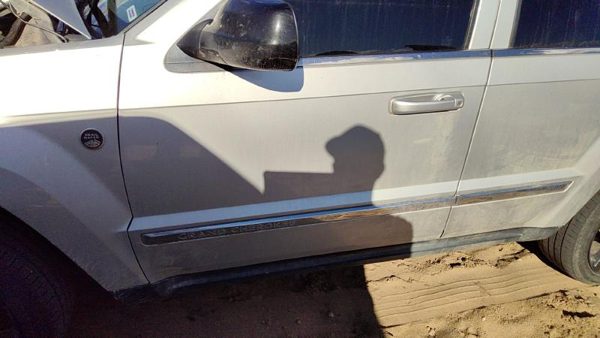 2008 Jeep Grand Cherokee Front Door LH Silver PS2 — photo 3