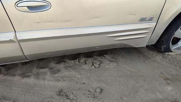00-05 Bonneville Passenger Right Front Moulding From Door Trim Strip Silver 67U — photo 1