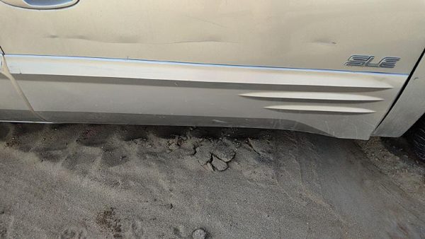 00-05 Bonneville Passenger Right Front Moulding From Door Trim Strip Silver 67U — photo 3