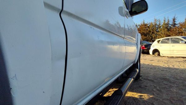 2001 Suburban 1500 Rear Door RH 50U Summit White — photo 5