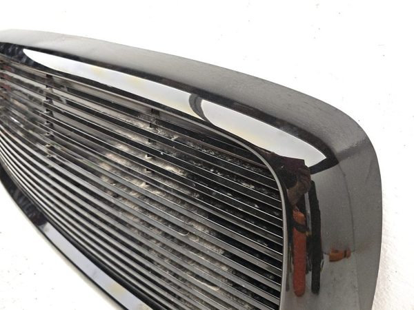 2002 Dodge Ram 1500 Grille Aftermarket — photo 5