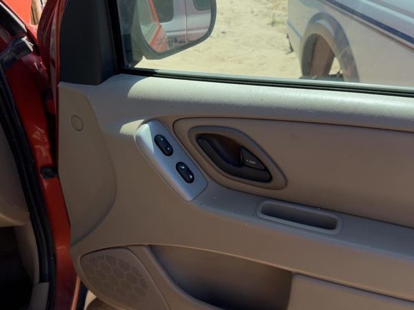 05-06 Escape Passenger Right Front Door Trim Panel With Switches Pebble Tan Ah — photo 6