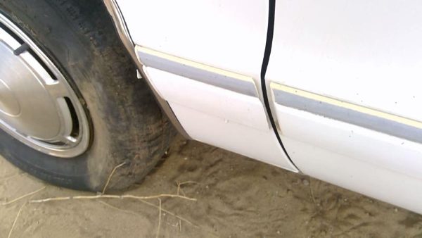 1991-1996 Chevy Caprice Driver Left Moulding From Fender Oem Trim Strip White — photo 1