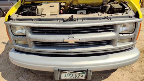2002 Chevy Express 3500 Grille Van 2500 Yellow — photo 1