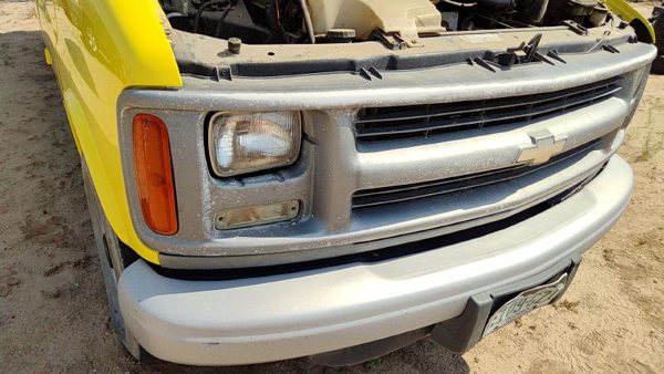 2002 Chevy Express 3500 Grille Van 2500 Yellow — photo 4