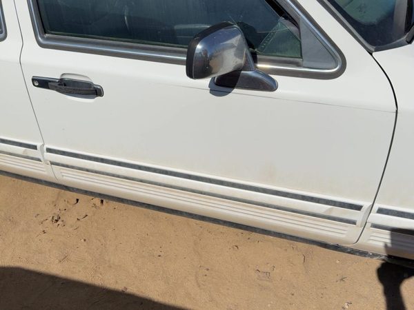 1994 Lincoln Town Car Front Door RH White Wt — photo 1