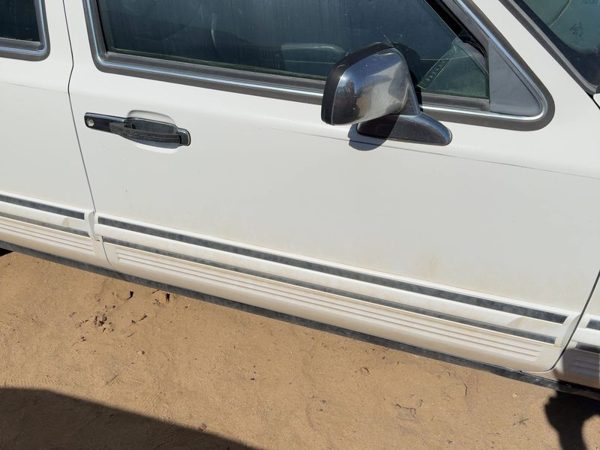 1994 Lincoln Town Car Front Door RH White Wt — photo 2