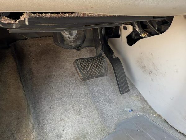 2006 Chevy Equinox Brake Pedal Assembly Oem — photo 4