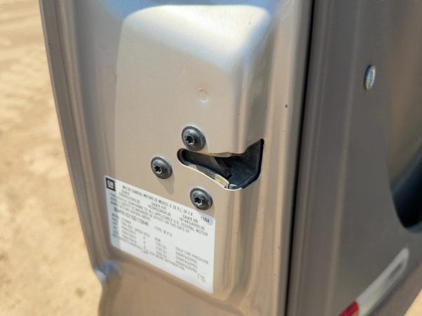 2001-2006 Chevy Suburban 1500 Driver Left Front Door Latch With Rods/Cables Oem — photo 2