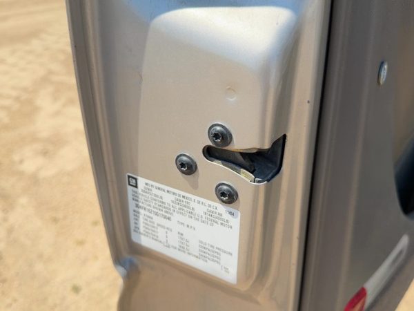 2001-2006 Chevy Suburban 1500 Driver Left Front Door Latch With Rods/Cables Oem — photo 4