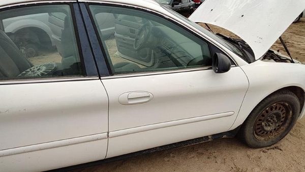 2005 Ford Taurus Front Door RH Wt White Hail — photo 1