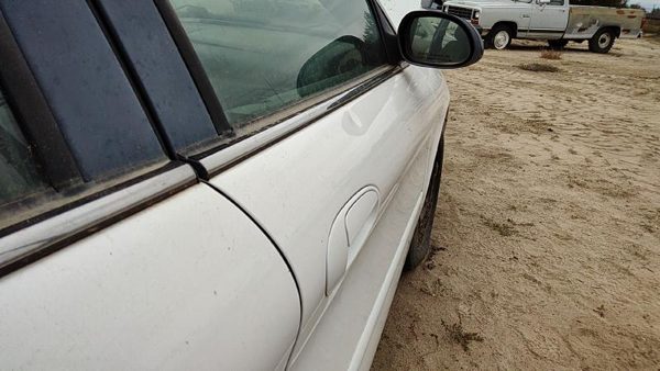 2005 Ford Taurus Front Door RH Wt White Hail — photo 2