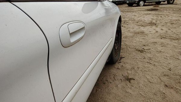 2005 Ford Taurus Front Door RH Wt White Hail — photo 3