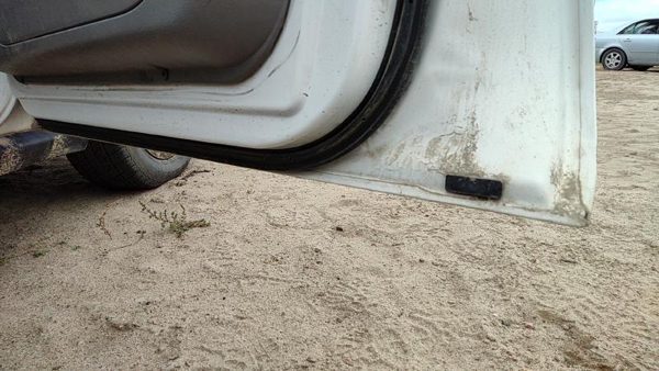 2005 Ford Taurus Front Door RH Wt White Hail — photo 5