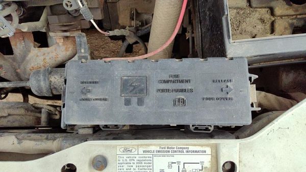 2005 Ford Taurus Engine Fuse Box — photo 1