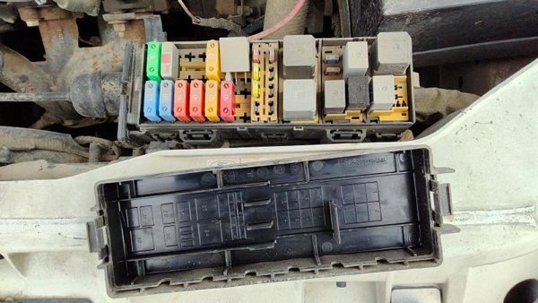 2005 Ford Taurus Engine Fuse Box — photo 5