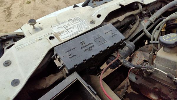 2005 Ford Taurus Engine Fuse Box — photo 4