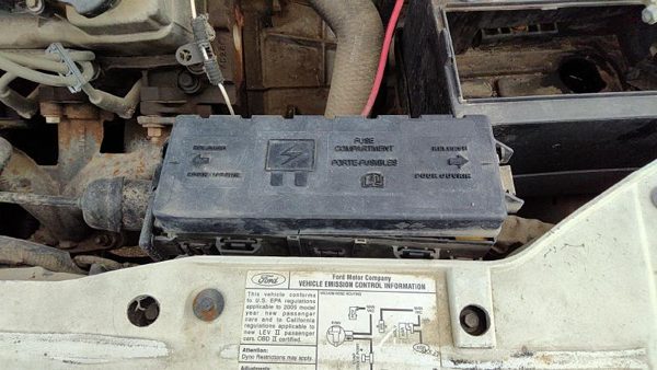 2005 Ford Taurus Engine Fuse Box — photo 2