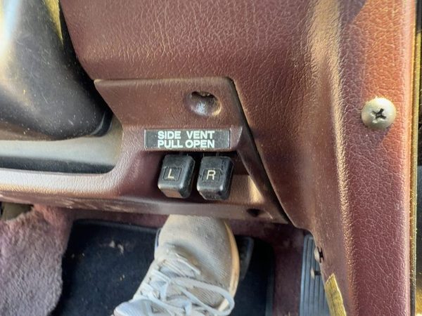 1988-1989 Honda Accord LX Sedan Driver Passenger Vent Levers with Cables OEM — photo 2