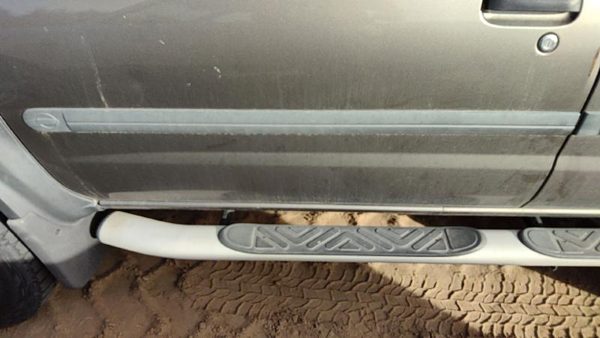 2002-2004 Nissan Xterra Driver Left Front Moulding From Door Oem Trim Strip — photo 1