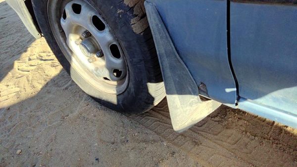 1988-1989 Honda Civic Driver Left Front Mud Flap Rock Guard Oem — photo 4