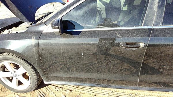 2013 Volkswagen Passat Front Door LH Black A1 — photo 1